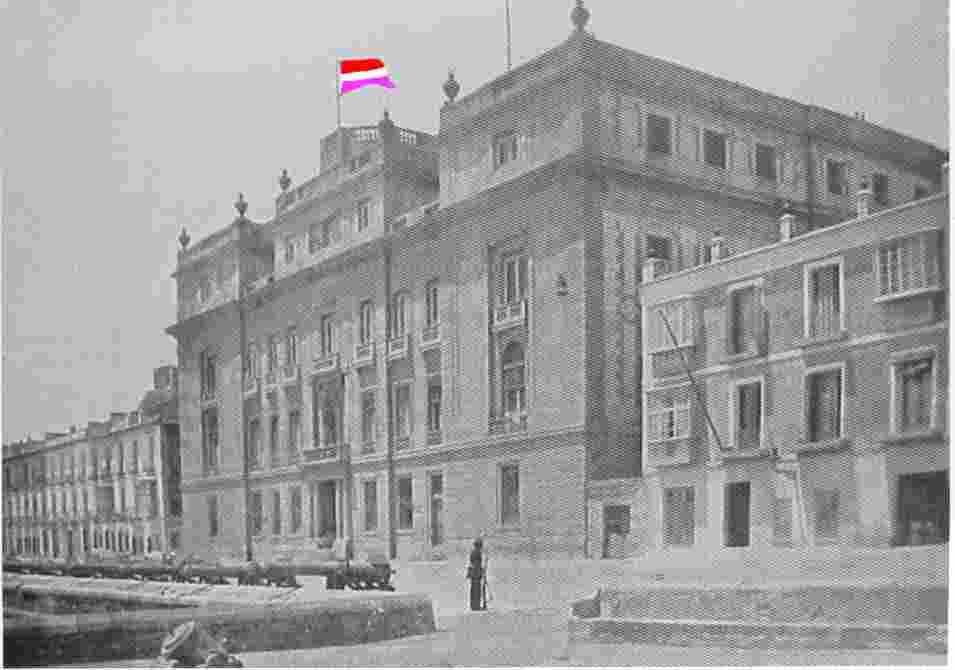 Edificio de la Escuela de Guardias Marinas. Durante la Sublevación Cantonal de 1873 se convirtió en uno de los centros oficiales del Cantón, y la batería que se encontraba delante del edificio protegía el puerto