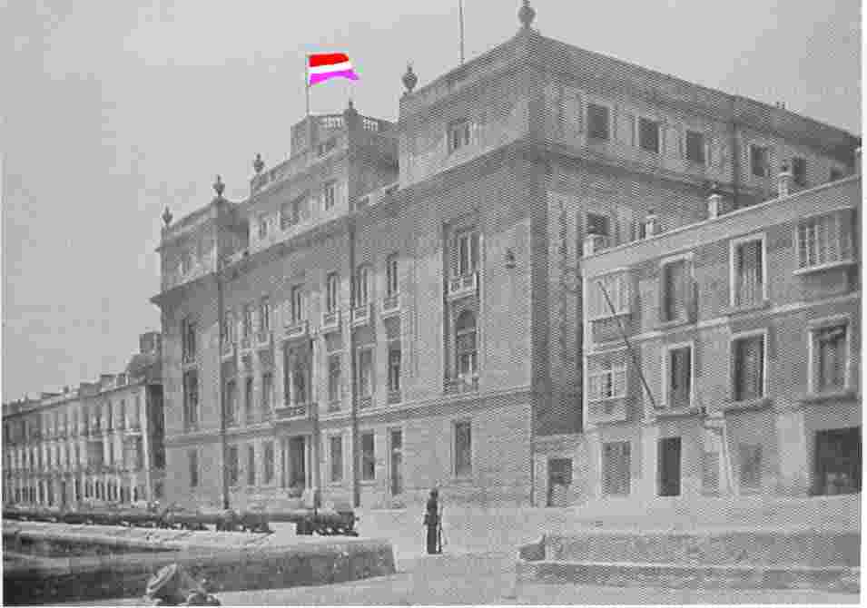 Edificio de la Escuela de Guardias Marinas. Durante la Sublevacin Cantonal de 1873 se convirti en uno de los centros oficiales del Cantn, y la batera que se encontraba delante del edificio protega el puerto