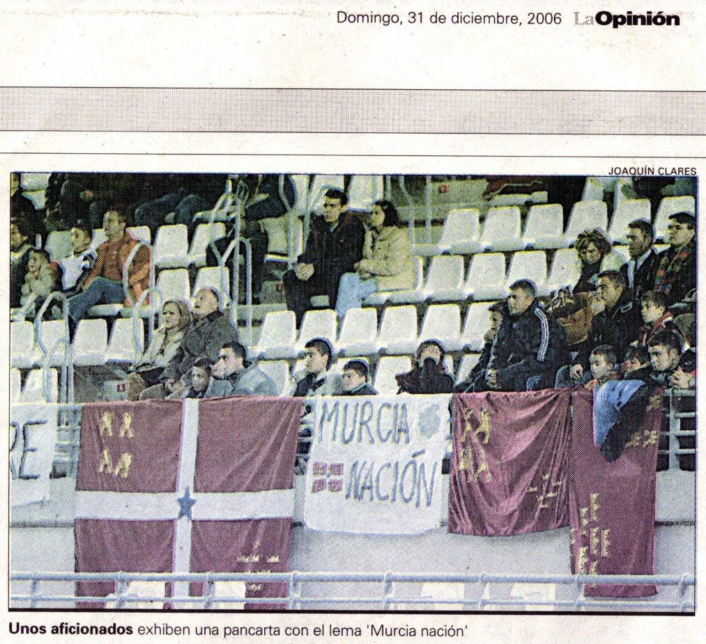 Aficionados murcianos en el partido que enfrentaba a nuestra selección con la de Ecuador (La Opinión, 31/12/2006)