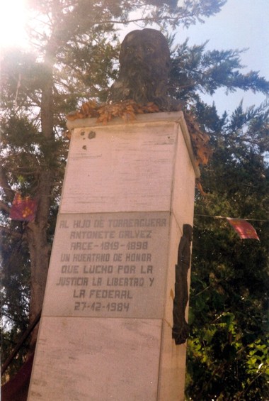 "Al hijo de Torreagüera, Antonente Gálvez Arce (1819-1898), un huertano de honor que luchó por la justicia, la libertad y la Federal" (27-12-1984)