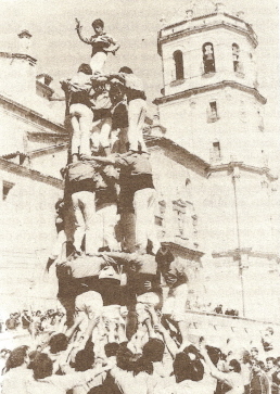 Actuación de "castellers" ante la Colegiata de San Patricio (Lorca)